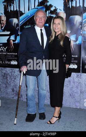 22 mars 2011 Hollywood, env. James Caan et sa femme Linda Stokes la première de Los Angeles de « son chemin » à HBO, qui a eu lieu aux Paramount Studios © Tammie Arroyo / AFF-USA.COM Banque D'Images