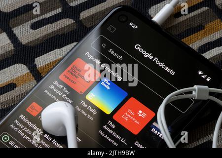 L'application Google Podcasts est vue lancée sur un smartphone Google Pixel 4a. Banque D'Images