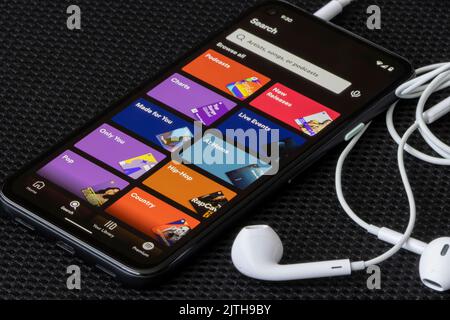 L'interface utilisateur de l'application mobile Spotify est visible sur un smartphone Google Pixel. Spotify est un fournisseur suédois de services de streaming audio et multimédia. Banque D'Images