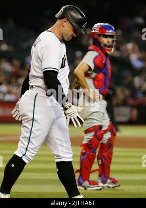 30 août 2022: Arizona Diamondbacks premier baseman Christian Walker (53) frappé par le terrain avec 2 outs dans le fond de la 4th binning entre les Phillies de Philadelphie et les Diamondbacks d'Arizona à case Field à Phoenix, Arizona. Michael Cazares/Cal Sport Media Banque D'Images