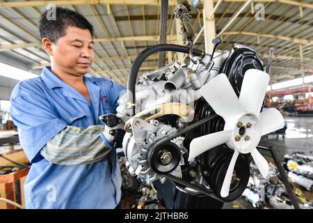 QINGZHOU, CHINE - 31 AOÛT 2022 - les travailleurs se réunissent dans un atelier d'une entreprise de fabrication de véhicules agricoles à Qingzhou Economic Developmen Banque D'Images