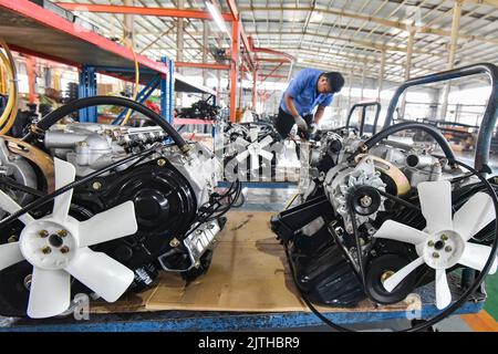 QINGZHOU, CHINE - 31 AOÛT 2022 - les travailleurs se réunissent dans un atelier d'une entreprise de fabrication de véhicules agricoles à Qingzhou Economic Developmen Banque D'Images