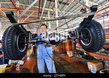 QINGZHOU, CHINE - 31 AOÛT 2022 - les travailleurs se réunissent dans un atelier d'une entreprise de fabrication de véhicules agricoles à Qingzhou Economic Developmen Banque D'Images