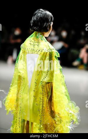 Tokyo, Japon. 31st août 2022. Un mannequin portant la marque de mode ''ablankpage'' descend sur la piste pendant la collection printemps/été de la semaine de la mode Rakuten TOKYO 2023 à Shibuya Hikarie. La semaine de la mode va de 29 août à 3 septembre. (Image de crédit: © Rodrigo Reyes Marin/ZUMA Press Wire) Banque D'Images