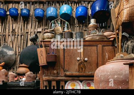 Variété et types d'ustensiles pour la cuisine simple des familles asiatiques dans le passé. Intérieur traditionnel asiatique et thaïlandais de style ancien. Cuisine ancienne Banque D'Images