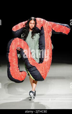 Tokyo, Japon. 31st août 2022. Un mannequin portant la marque de mode ''ablankpage'' descend sur la piste pendant la collection printemps/été de la semaine de la mode Rakuten TOKYO 2023 à Shibuya Hikarie. La semaine de la mode va de 29 août à 3 septembre. (Image de crédit: © Rodrigo Reyes Marin/ZUMA Press Wire) Banque D'Images