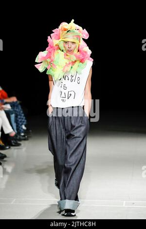 Tokyo, Japon. 31st août 2022. Un mannequin portant la marque de mode ''ablankpage'' descend sur la piste pendant la collection printemps/été de la semaine de la mode Rakuten TOKYO 2023 à Shibuya Hikarie. La semaine de la mode va de 29 août à 3 septembre. (Image de crédit: © Rodrigo Reyes Marin/ZUMA Press Wire) Banque D'Images