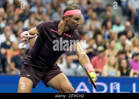 New York, États-Unis. 30th août 2022. Rafael Nadal, d'Espagne, retourne au ballon lors des championnats américains d'Open 1st, match-rond contre Rinky Hijikata, d'Australie, au Billie Jean King National tennis Centre de New York sur 30 août 2022. Nadal a gagné en quatre séries. (Photo de Lev Radin/Sipa USA) crédit: SIPA USA/Alay Live News Banque D'Images