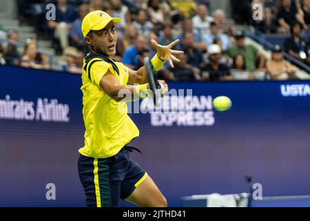 New York, NY - 30 août 2022: RINky Hijikata d'Australie retourne le ballon lors des championnats américains d'Open 1st tour contre Rafael Nadal d'Espagne au Centre national de tennis de Billie Jean King Banque D'Images