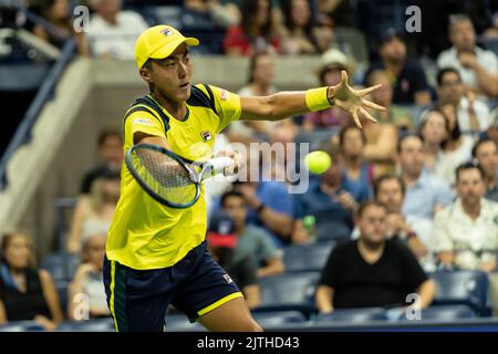 New York, NY - 30 août 2022: RINky Hijikata d'Australie retourne le ballon lors des championnats américains d'Open 1st tour contre Rafael Nadal d'Espagne au Centre national de tennis de Billie Jean King Banque D'Images