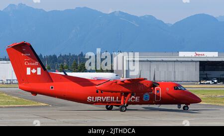 Richmond, Colombie-Britannique, Canada. 20th août 2022. Un avion de transport Canada de Havilland Dash 8 (C-GSUR) qui fait du transport en taxi à l'aéroport international de Vancouver. L'aéronef est utilisé dans le cadre du Programme national de surveillance aérienne (PNSA) pour surveiller le trafic maritime et surveiller les déversements illégaux et les déversements d'hydrocarbures le long du littoral canadien. (Image de crédit : © Bayne Stanley/ZUMA Press Wire) Banque D'Images