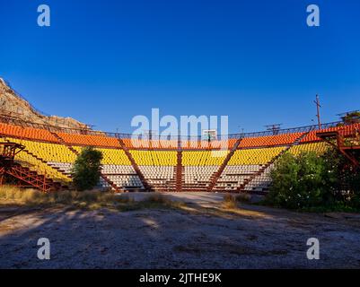 Vue sur le théâtre abandonnée avant le coucher du soleil Banque D'Images