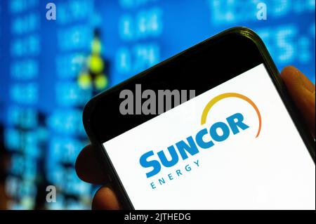 Dans cette illustration, le logo Suncor de la multinationale canadienne du pétrole et du gaz est affiché sur un écran de téléphone intelligent. Banque D'Images