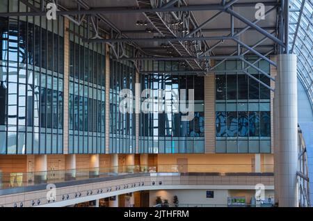 intérieur de bâtiment moderne. aéroport contemporain domodedovo hall intérieur avec personne, en verre, en acier et panneaux jaunes, avec panneau covid 19, wi Banque D'Images