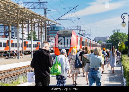 Kaliningrad Russie 04 juillet 2022 communication ferroviaire entre les villes. Citoyens en vacances departuriss à la plage, maisons de campagne, été. Transport conc Banque D'Images