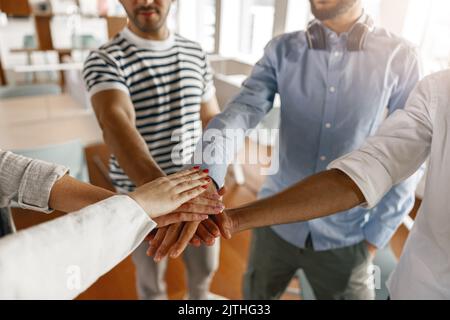 Gros plan d'un groupe de collègues multiethniques se sont empilés les mains ensemble comme concept d'unité d'entreprise Banque D'Images