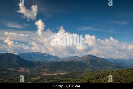 Paysage de montagne photo de l'île de Corse prise lors d'une journée ensoleillée d'été. Sartene, France Banque D'Images