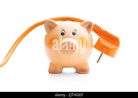 Cordon d'alimentation d'extension orange et banc de porc isolés sur fond blanc. Concept d'augmentation des prix de l'électricité. Banque D'Images