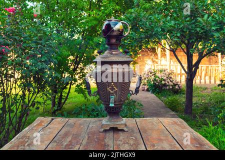 Thé d'un samovar d'époque dans le jardin Banque D'Images