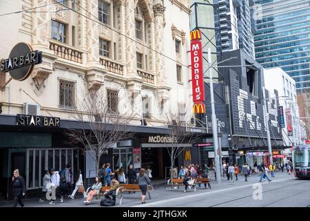 Centre-ville de Sydney Australie, scène urbaine avec restaurant McDonalds et pub Star Bar sur george Street, Sydney, Australie, hiver 2022 Banque D'Images