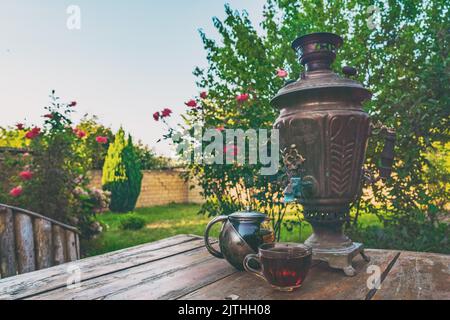 Thé d'un samovar d'époque dans le jardin Banque D'Images