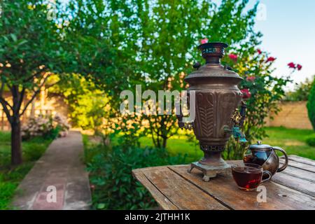 Thé d'un samovar d'époque dans le jardin Banque D'Images