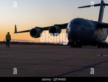 Le 18 août 2022, un aviateur de premier plan de la Royal Australian Air Force a mis en place un avion C-17 Globemaster III de la U.S. Air Force à la base de la RAAF Tindal, territoire du Nord, Australie. Les aviateurs de la US Air Force travaillent régulièrement aux côtés d'alliés et de partenaires internationaux pour construire et renforcer continuellement l'interopérabilité et maintenir une Indo-Pacific libre et ouverte. (É.-U. Photo de la Force aérienne par Tech. Sgt. Jimmie D. Pike) Banque D'Images