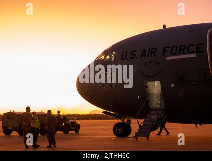 Les aviateurs de la U.S. Air Force et de la Royal Australian Air Force reçoivent un C-17 Globemaster à la base de la RAAF Tindal, dans le territoire du Nord, en Australie, le 18 août 2022. Les aviateurs de la US Air Force travaillent régulièrement aux côtés d'alliés et de partenaires internationaux pour construire et renforcer continuellement l'interopérabilité et maintenir une Indo-Pacific libre et ouverte. (É.-U. Photo de la Force aérienne par Tech. Sgt. Jimmie D. Pike) Banque D'Images