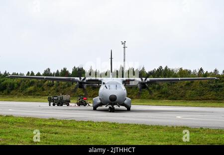 Un avion C-295M finlandais affecté aux taxis du Commandement aérien Satakunta avant de décoller lors de l'exercice tactique de transport aérien finlandais 2022 (ATEX), à Oulu, Finlande, le 24 août 2022. ATEX est l’exercice annuel le plus important du Commandement aérien de Satakunta pour les avions de transport et de communication. La Force aérienne finlandaise a accueilli des membres de plusieurs pays partenaires pour participer à l'ATEX, améliorant ainsi la préparation à l'échelle du théâtre européen. L’entraînement avec nos pays partenaires renforce l’engagement des membres de l’OTAN à préserver la stabilité régionale. (É.-U. Photo de la Force aérienne par le sergent d'état-major. Izabella Workman) Banque D'Images