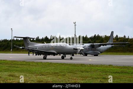 Un avion finlandais PC-12NG et C-295M affecté aux taxis du Commandement aérien Satakunta avant de décoller lors de l'exercice tactique de transport aérien finlandais 2022 (ATEX), à Oulu, en Finlande, le 24 août 2022. ATEX est l’exercice annuel le plus important du Commandement aérien de Satakunta pour les avions de transport et de communication. La Force aérienne finlandaise a accueilli des membres de plusieurs pays partenaires pour participer à l'ATEX, améliorant ainsi la préparation à l'échelle du théâtre européen. L’entraînement avec nos pays partenaires renforce l’engagement des membres de l’OTAN à préserver la stabilité régionale. (É.-U. Photo de la Force aérienne par le sergent d'état-major. Izabella Workman) Banque D'Images