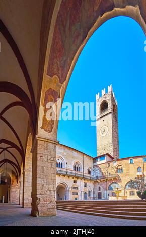 Arcade du Palazzo Broletto, observant la cour et la tour Torre del pegol, Brescia, Lombardie, Italie Banque D'Images