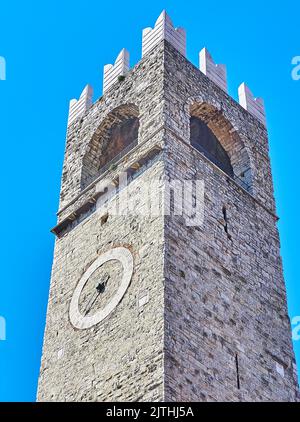 La tour d'horloge en pierre de Torre del pegol avec terrasse voûtée, remparts et horloge sur le mur, Palazzo Broletto, Brescia, Lombardie, Italie Banque D'Images