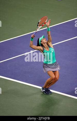 OUVERT AUX ÉTATS-UNIS - JOUR 2, Flushing Meadows, New York, États-Unis. 30th août 2022. Alize Cornet, de France, lors de sa victoire sur Emma Raducanu, de Grande-Bretagne, au premier tour de l'US Open hier. Crédit : Adam Stoltman/Alamy Live News Banque D'Images