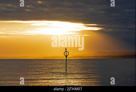 Portobello, Édimbourg, Écosse, Royaume-Uni. 31st août 2022. Moody lever de soleil le dernier jour d'août pour les quelques personnes qui ont visité le bord de mer par le Firth of Forth à l'aube, température froide de 8 degrés centigrade. Credit: Archwhite/alamy Live news. Banque D'Images