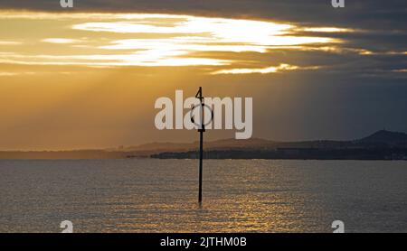 Portobello, Édimbourg, Écosse, Royaume-Uni. 31st août 2022. Moody lever de soleil le dernier jour d'août pour les quelques personnes qui ont visité le bord de mer par le Firth of Forth à l'aube, température froide de 8 degrés centigrade. Credit: Archwhite/alamy Live news. Banque D'Images