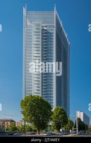 Turin, Piémont, Italie - 16 juillet 2022. Vue sur le gratte-ciel Intesa Sanpaolo, l'un des plus hauts bâtiments de la ville. Panorama urbain. Banque D'Images