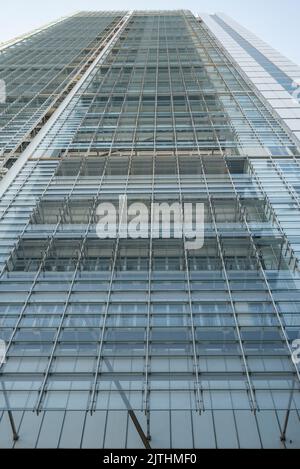 Turin, Piémont, Italie - 16 juillet 2022. Vue sur le gratte-ciel Intesa Sanpaolo, l'un des plus hauts bâtiments de la ville. Panorama urbain. Banque D'Images