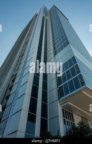 Turin, Piémont, Italie - 16 juillet 2022. Vue sur le gratte-ciel Intesa Sanpaolo, l'un des plus hauts bâtiments de la ville. Panorama urbain. Banque D'Images