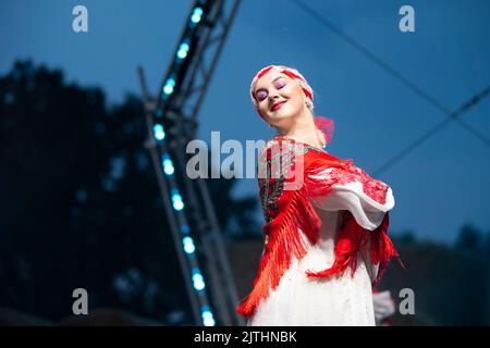 Une belle fille danse une danse slave. Banque D'Images