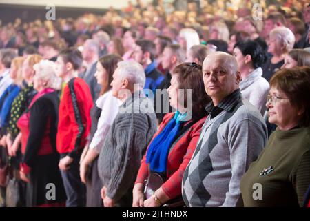 Biélorussie, ville de Gomil, 01 avril 2022. Des spectateurs âgés se tiennent dans l'auditorium. Banque D'Images