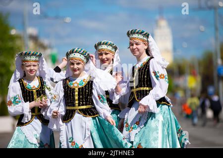 Belles jeunes filles slaves en costumes ethniques. Banque D'Images