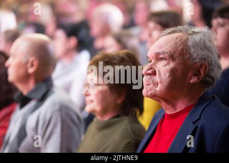 Biélorussie, ville de Gomil, 01 avril 2022. Des spectateurs âgés se tiennent dans l'auditorium. Banque D'Images