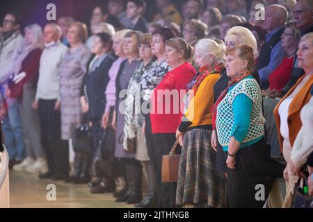 Biélorussie, ville de Gomil, 01 avril 2022. Des spectateurs âgés se tiennent dans l'auditorium. Banque D'Images