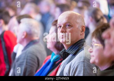 Biélorussie, ville de Gomil, 01 avril 2022. Des spectateurs âgés se tiennent dans l'auditorium. Banque D'Images