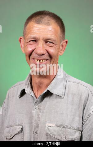 Portrait d'un vieil homme drôle avec un sourire mignon. Banque D'Images