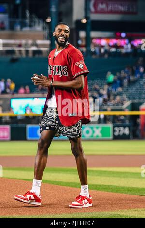 Phoenix Suns Mikal Bridges lance le premier terrain avant un match de baseball MLB entre les Philadelphia Phillies et les Arizona Diamondbacks sur Tu Banque D'Images