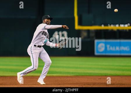Arizona Diamondbacks shortstop Geraldo Perdomo (2) jette le ballon à la première base dans le cinquième repas d'un match de baseball MLB contre la Philadelphie Banque D'Images