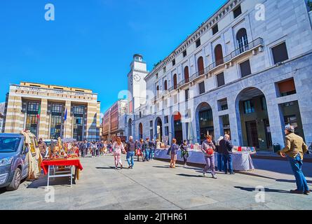 BRESCIA, ITALIE - 10 AVRIL 2022 : place Piazza della Vittoria avec étals de marché aux puces, Tour de la Révolution (Torre della Rivoluzione) et Post-officiel Banque D'Images