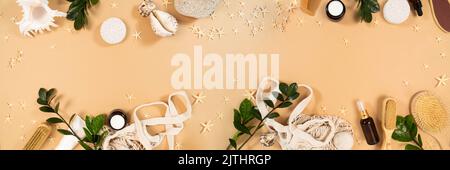 Aucun déchet, pas de plastique, concept écologique. Accessoires de bain en bambou, coques, feuilles vertes sur fond clair. Espace pour la copie. Papier continu Flat Lay.Banner Banque D'Images