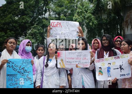 Sylhet, Sylhet, Bangladesh. 31st août 2022. Les étudiants de Sylhet M A G Osmani Medical College ont organisé une marche de protestation sur le campus de l'université exigeant le maintien et la fermeture de l'ACMG. (Image de crédit : © MD Akbar Ali/ZUMA Press Wire) Banque D'Images